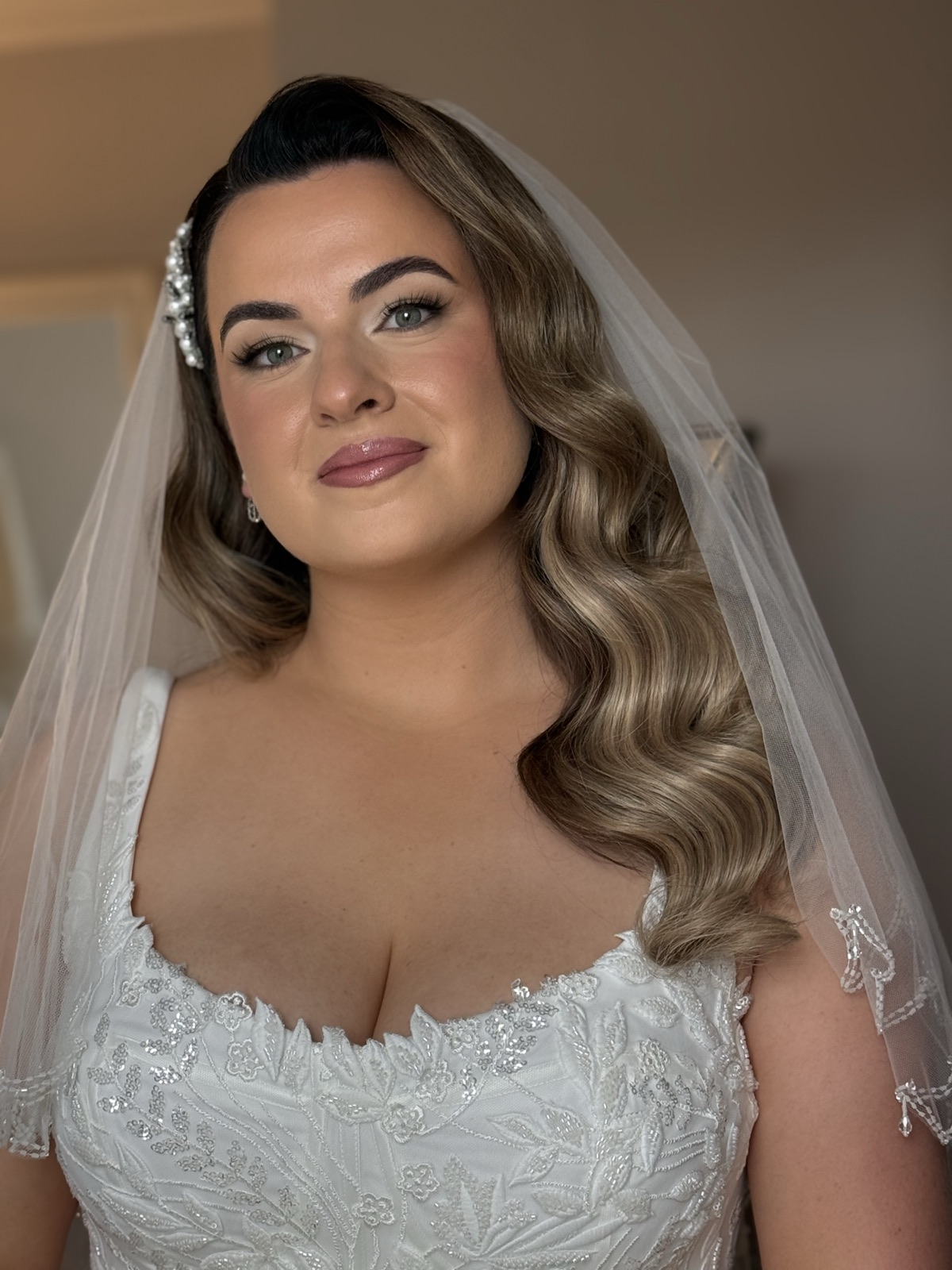 Full glam makeup with Hollywood waves